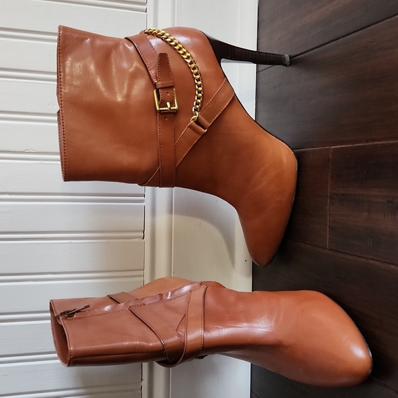 Lauren Ralph Lauren Shoes - Lauren Ralph Lauren Laurie leather boots 10 EUC Camel color gold chain & buckle